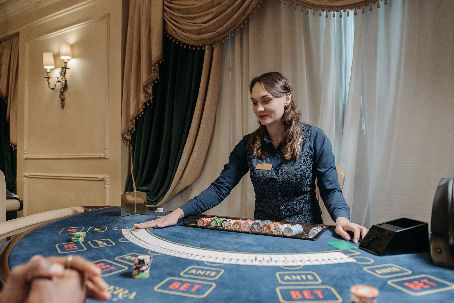 Live Dealer vs. RNG Casino Games: Speed or Atmosphere?